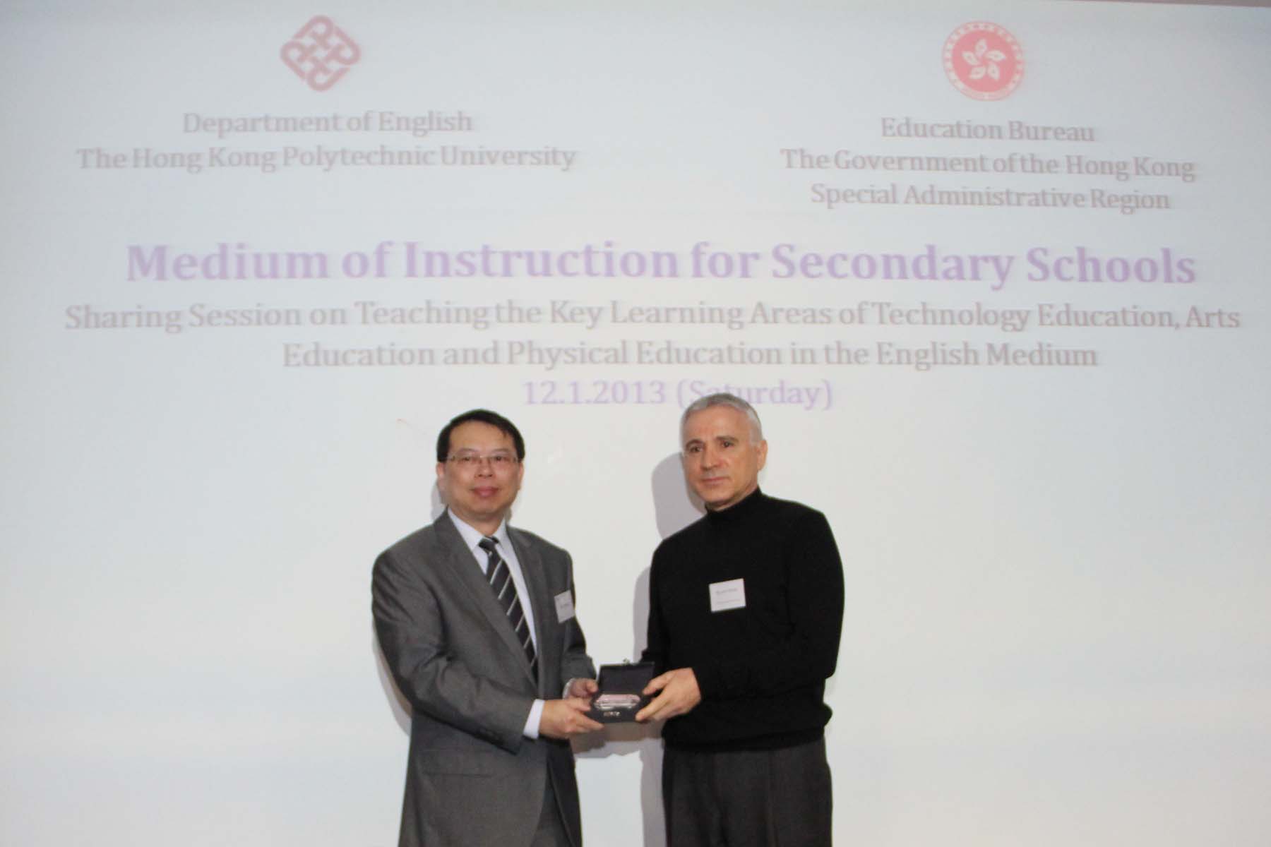 Presenting Souvenirs by Mr P W WAI, Principal Education Officer (Education Commission and Planning), Education Bureau to Mr John POLIAS, Course Coordinator, Adjunct Assistant Professor, Department of English, The Hong Kong Polytechnic University 