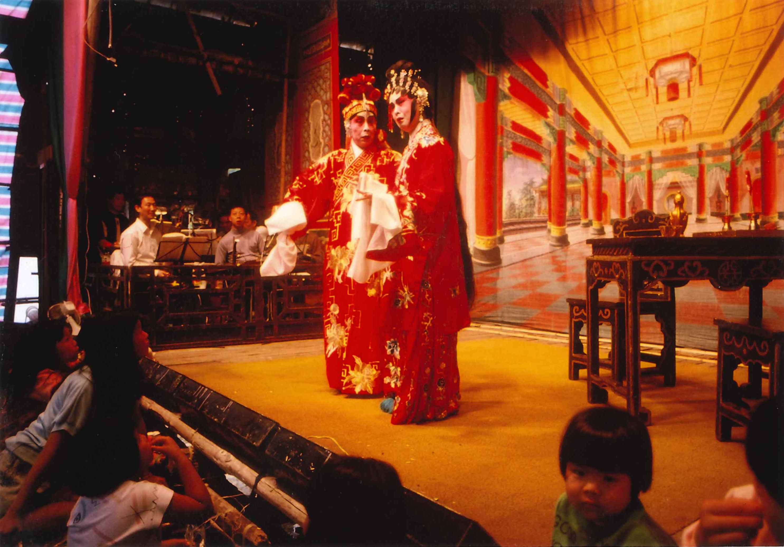 舞台上的背景及一桌兩椅，伴奏樂隊則在舞台的右方。（長洲；天后寶誕；1990）