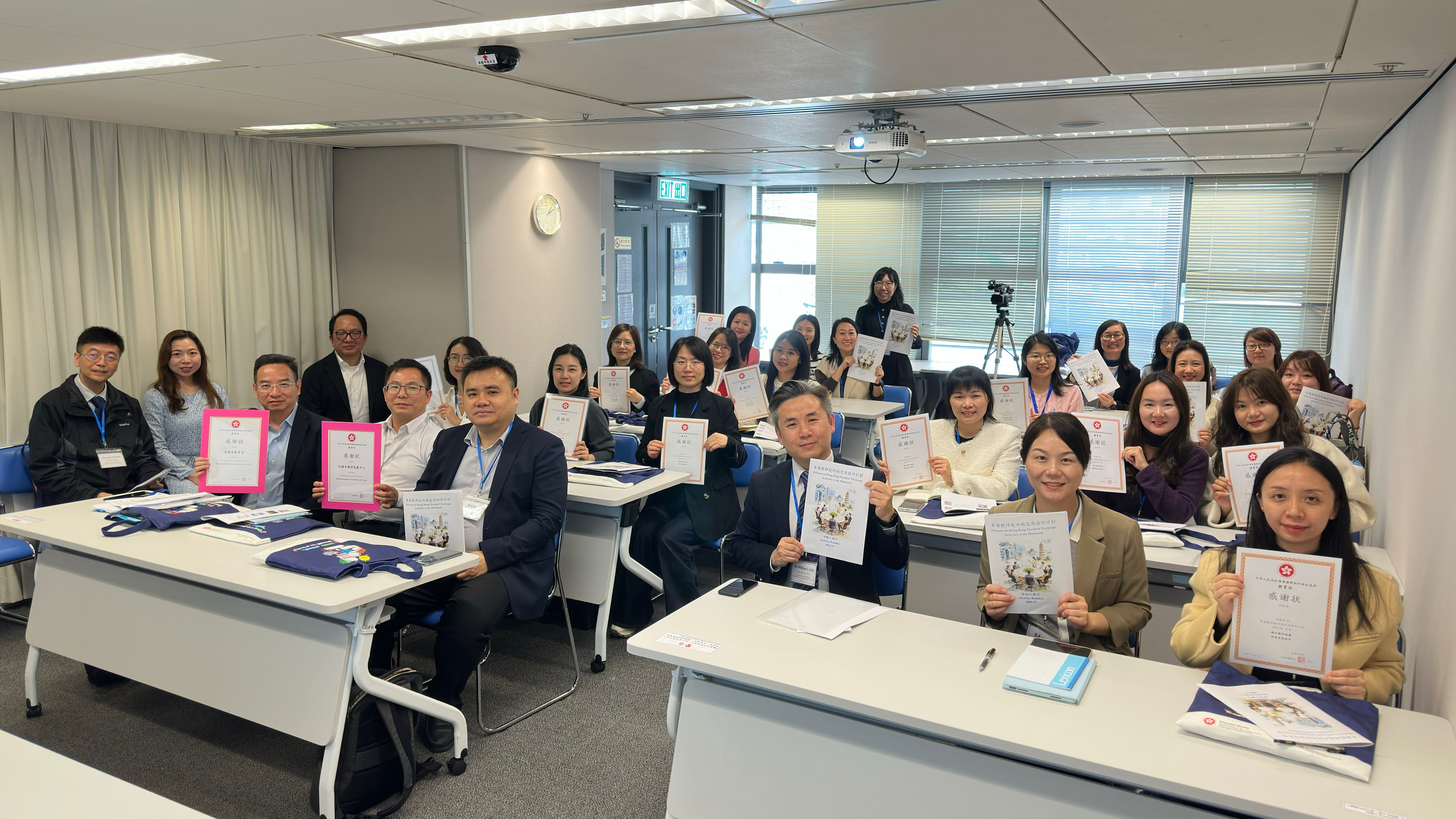 內地交流人員與香港教育局代表及交流教師於開幕禮上合影。