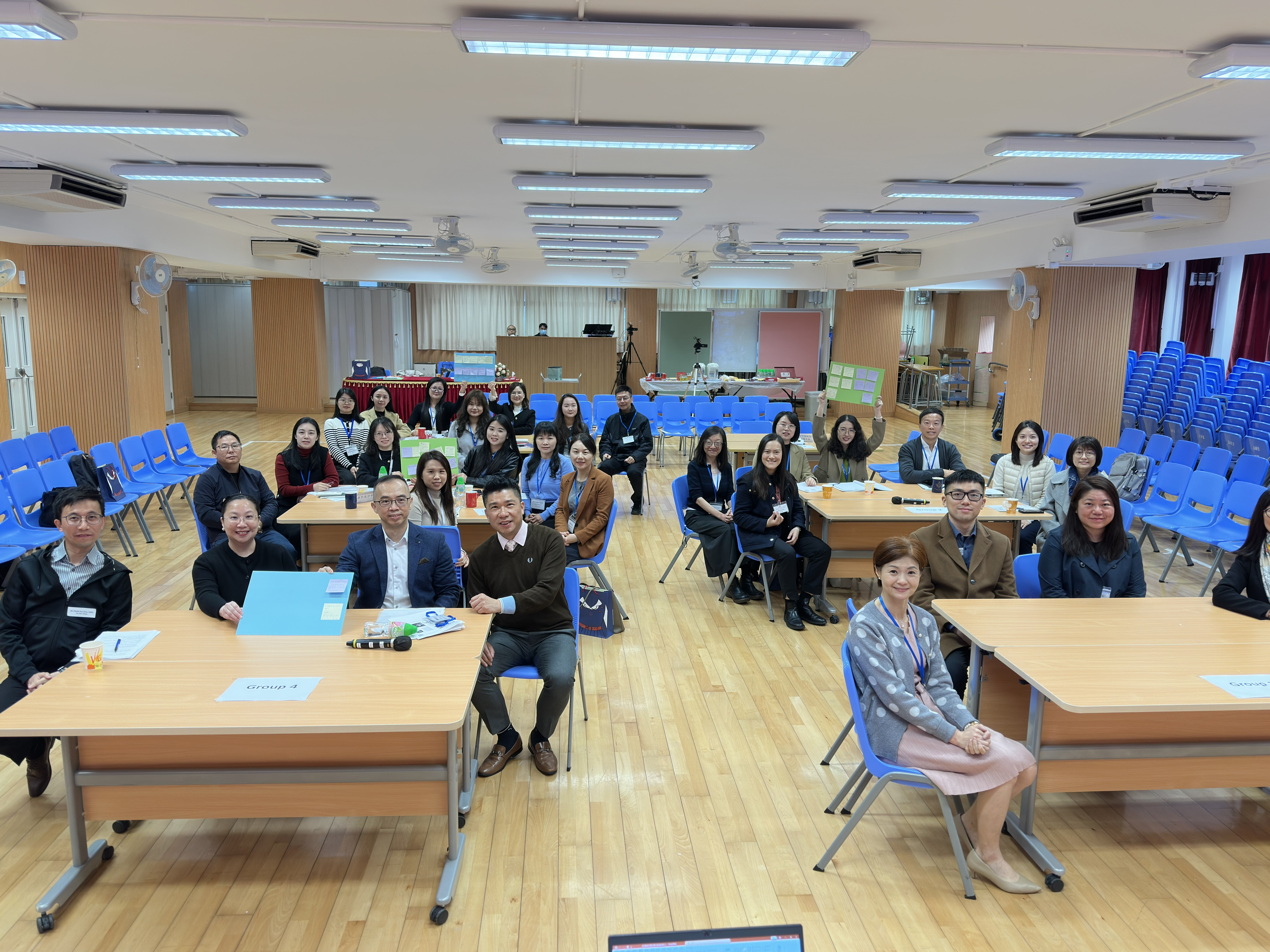 內地交流人員到訪聖嘉勒女書院並合影留念。