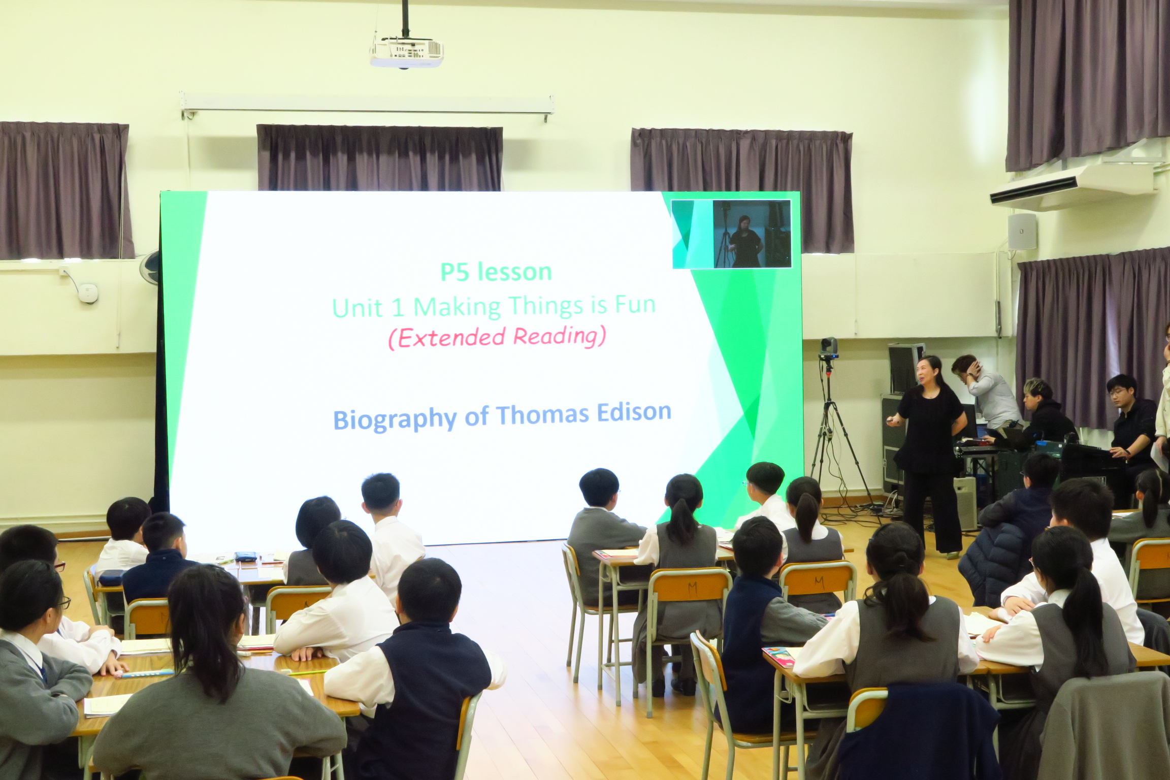 內地交流人員參與天水圍官立小學五年級英國語文課的觀課活動。