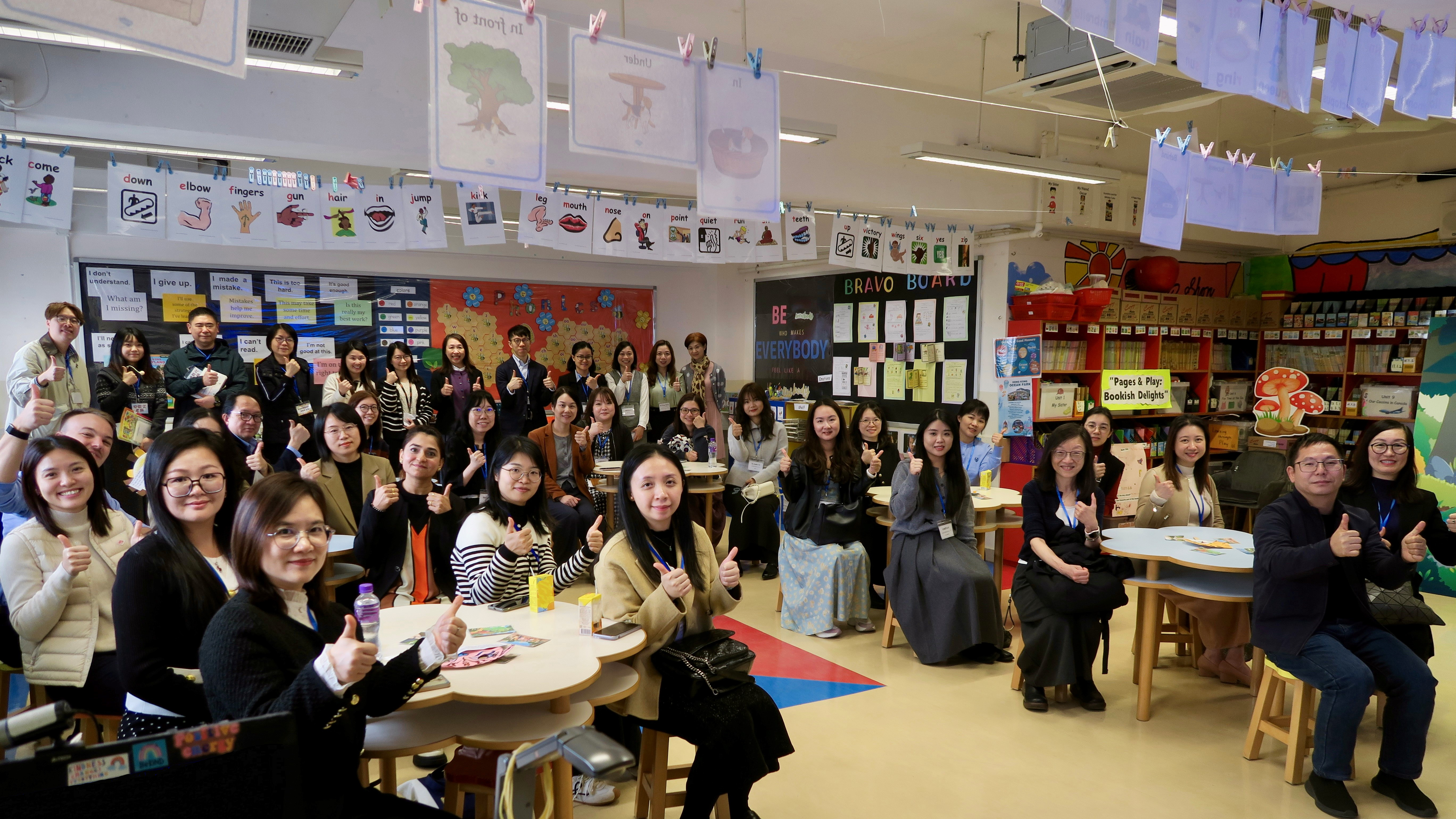 內地交流人員到訪天水圍官立小學並合影留念。