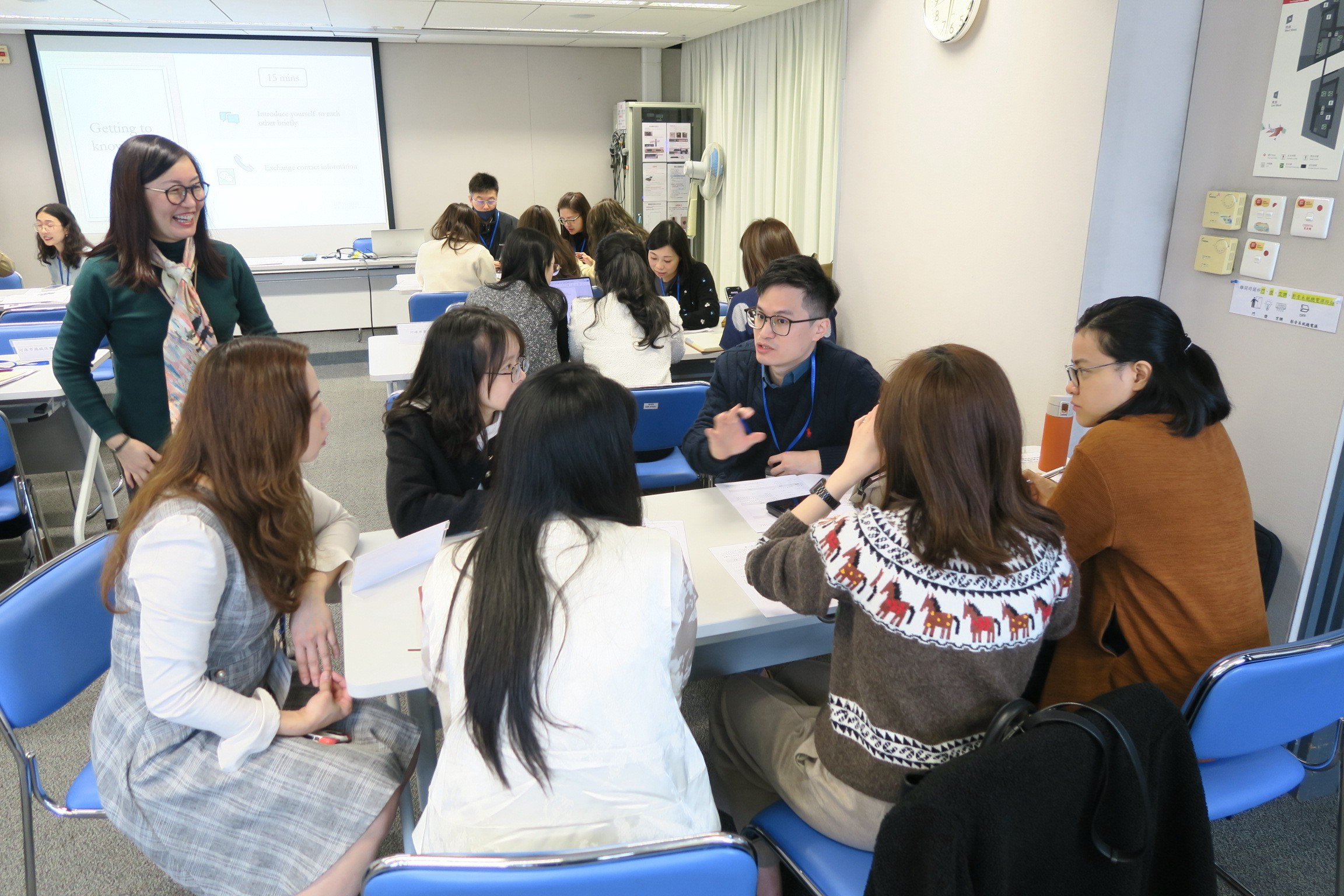 內地交流人員與香港交流教師討論支援重點。